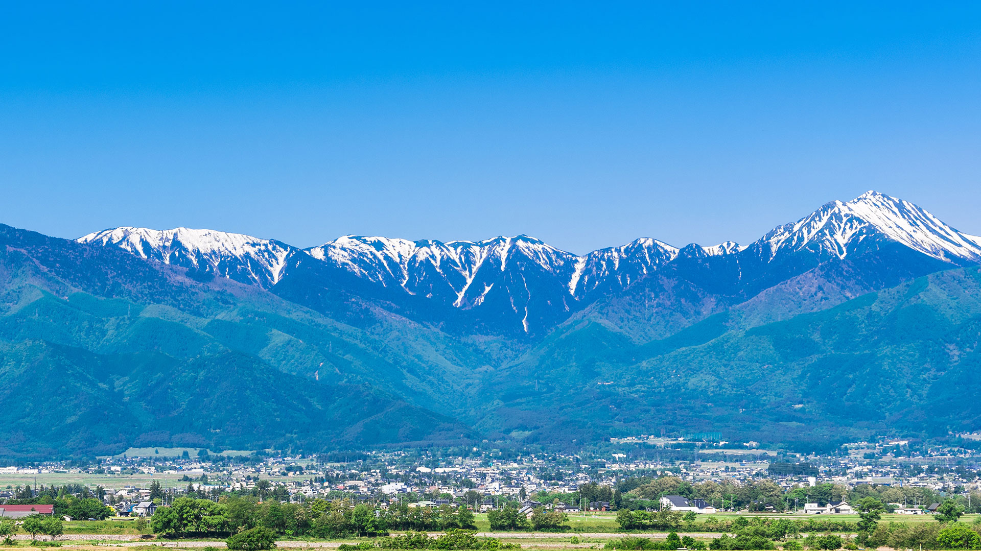安曇野の田園風景と北アルプス